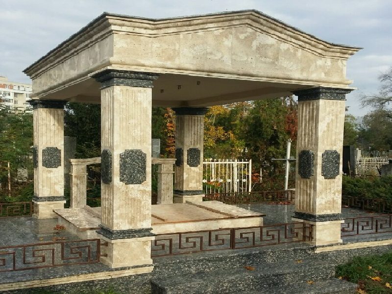 Памятники и склепы